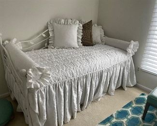 Another view of the day bed