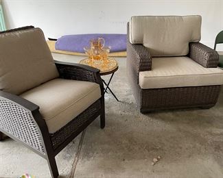 All-season wicker chairs and folding side table 