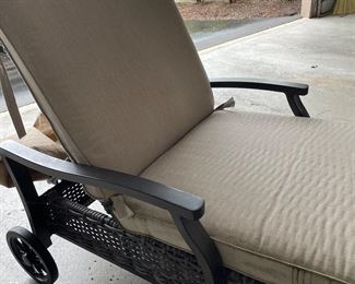 All-season wicker chaise lounger 