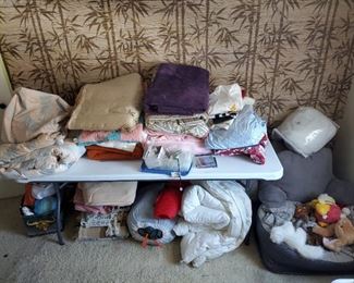 Is king size bedding, sleeping bag and blankets 