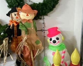 LARGE CHRISTMAS WREATH, VINTAGE SNOWMAN AND CANDLES