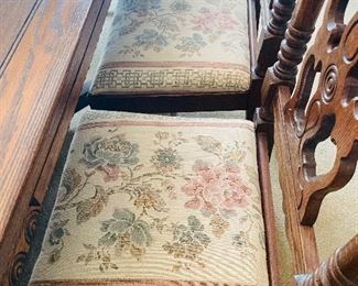 $695 
Wood Oak dining table 58Lx37Hx29W with 5 chairs + 1 Captain chair&nbsp;
2 leaves of 14" each.