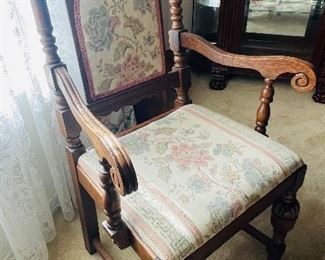 $695 
Wood Oak dining table 58Lx37Hx29W with 5 chairs + 1 Captain chair&nbsp;
2 leaves of 14" each.