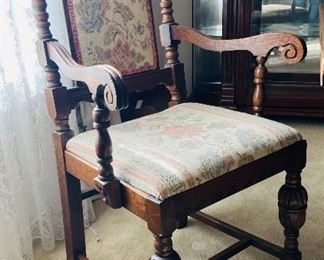 $695 
Wood Oak dining table 58Lx37Hx29W with 5 chairs + 1 Captain chair&nbsp;
2 leaves of 14" each.