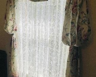 $70 
Valance floral Schintz window DR with white lace 
45W for 34W
window&nbsp;