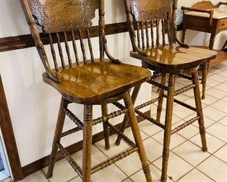 $80 
Set of 2 oak barstools