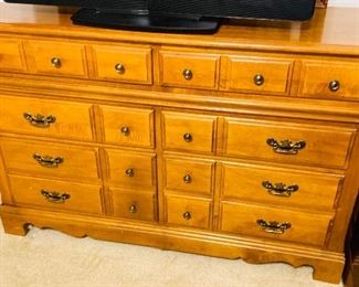 $250 
Dresser maple 6 drawers 50x18x33 with mirror&nbsp;