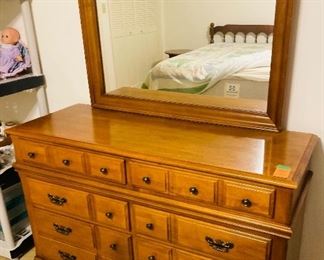 $250 
Dresser maple 6 drawers 50x18x33 with mirror&nbsp;