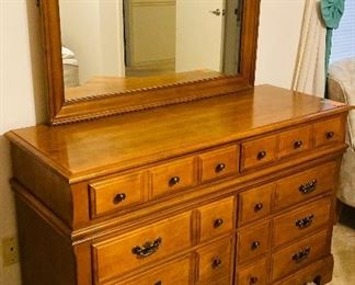 $250 
Dresser maple 6 drawers 50x18x33 with mirror&nbsp;