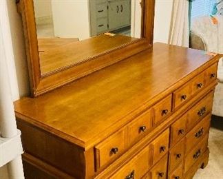 $250 
Dresser maple 6 drawers 50x18x33 with mirror&nbsp;