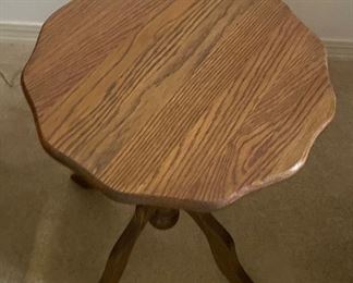 $50 
Round oak side table 15Wx 20 1/2T