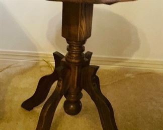 $50 
Round oak side table 15Wx 20 1/2T