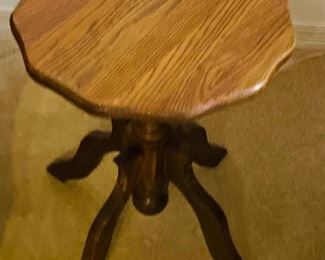 $50 
Round oak side table 15Wx 20 1/2T