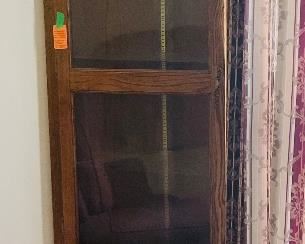 $120 
Corner oak&nbsp; cabinet
75"T x 24W