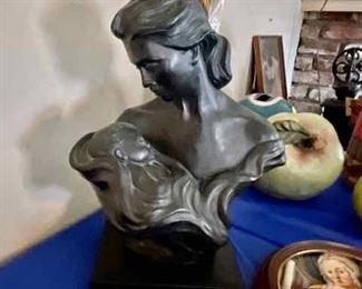 Austin scupture statue woman with baby