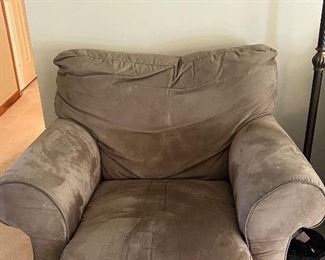 UPHOLSTERED ACCENT CHAIR