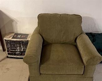 VINTAGE UPHOLSTERED CHAIR