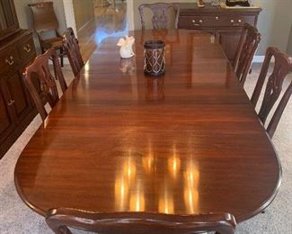 Dining table in very nice condition