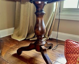 Round Pedestal Side Table 