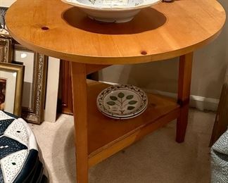 Round Knotty Pine Table by Lane, American Folk Museum Badge