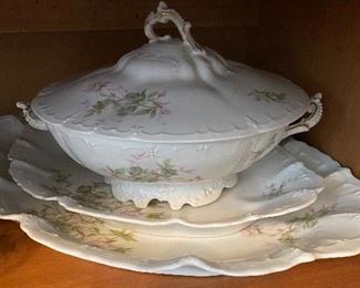 Service. Covered Dish, Platters that are Scalloped