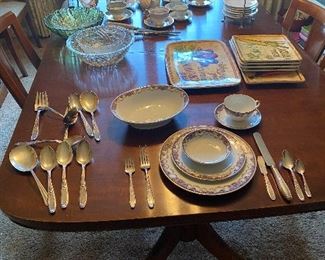 Vintage Mahogany Dining Table. Vintage Royal Bayruth China, Bavaria 