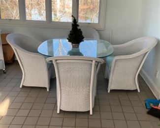 Excellent condition - always inside-Lloyd Flanders Dining Set