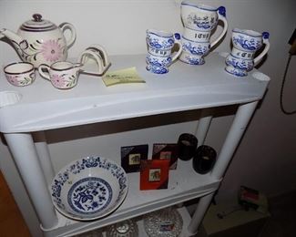 Blue onion measuring cup set and bowl