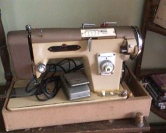 Vintage Dressmaker Sewing Machine w/ accessories, manual & case. works great! 