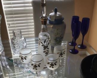 decanter w/ 4 matching goblets, glassware