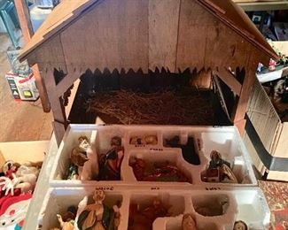 Mercuries USA Manger with Figurines