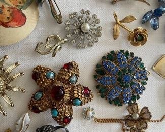 Vintage costume jewelry, brooches 