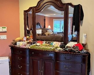 Thomasville dresser/mirror