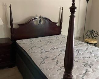 Queen bed 4 poster bed excellent condition & comfortable