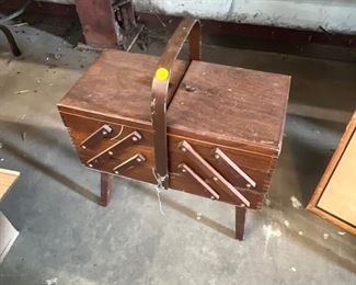 VINTAGE SEWING ORGANIZER