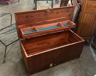 VIRGINIA MAID STORAGE CHEST   Cedar chest