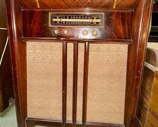 Philco 49-1101 tube radio.  ca 1930's.  Accepting bids during sale.  If unsold, will sell to highest bidder at end of sale.