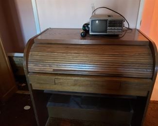 Desk in good condition
Electric typewriter
Small tv