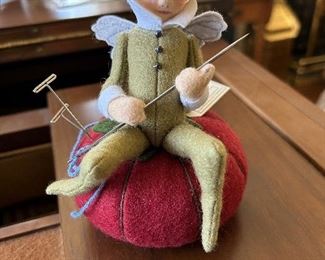 R. John Wright Periwinkle on Pincushion  LE Collector Club 1998-99 NOSS 
