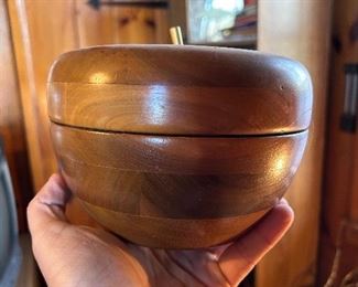 Wooden bowl with lid 