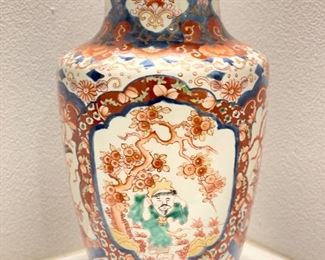 Antique Japanese Imari Vase. Photo 3 of 4. 