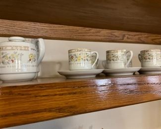 Teapot set with cups & saucers
