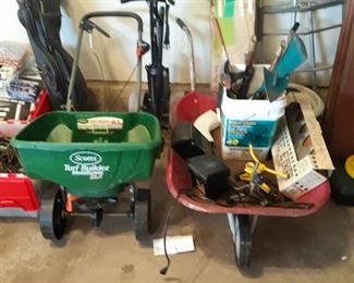 Spreader 
Wheelbarrow,  light weight 
Garden hand tools