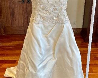 Gorgeous Vera Wang Wedding dress - size 4