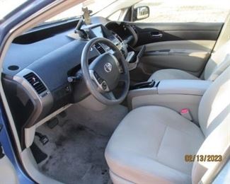 2007 PRius inside car