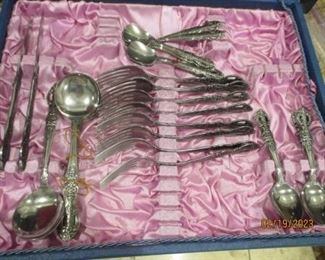 VEry old flatware - 92 pieces
