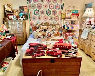 WELCOME to the PACKED Vintage Wonderland Whopper of a sale!!