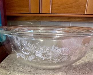 Colonial Mist Pyrex mixing bowls set.