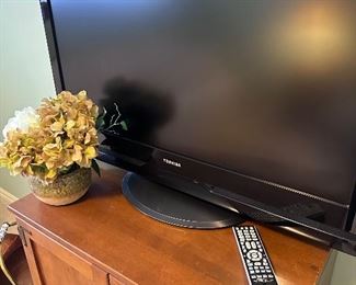 Toshiba flat screen tv & remote.