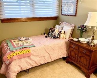 Lovely guest bedroom with twin bed.